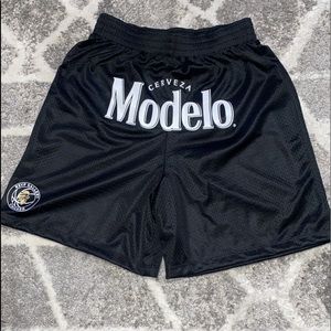 RSVP GALLERY X Modelo shorts